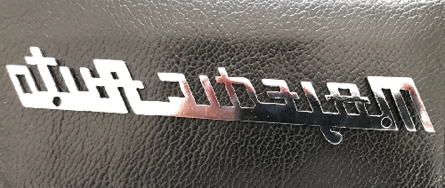 Verso Badge ou logo Aston Martin France Garage Majestic Automobile de 1951 à 1958. 